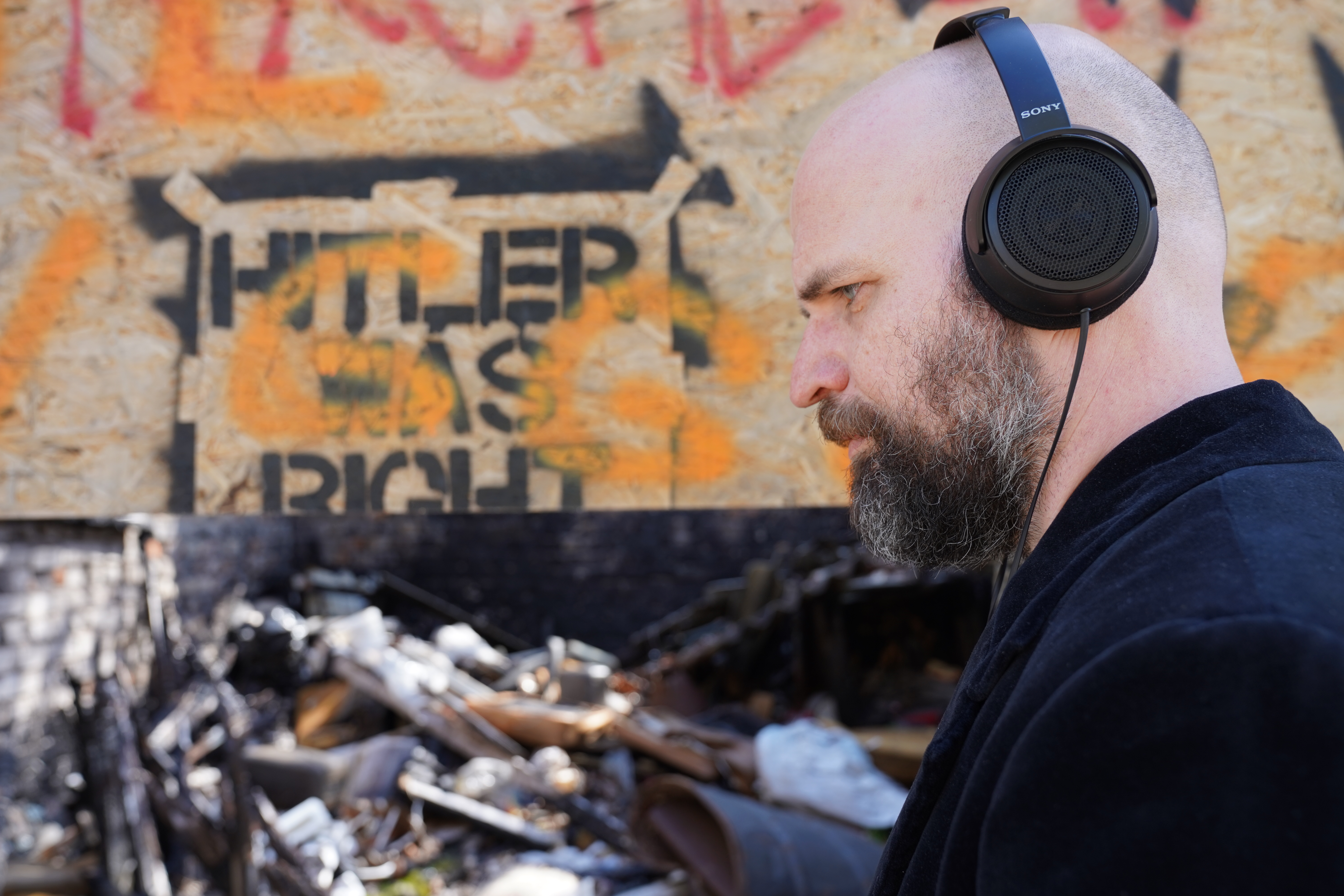 Lavastaja Peeter Raudsepp kuulamas audionäitust Loojanguekspressi mängukohas