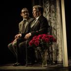 foto Rakvere Teatri lavastusest "Kaks tosinat tulipunast roosi"