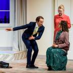 Foto Rakvere Teatri lavastusest "Kõik on jokk, proua minister", fotograaf Kalev Lilleorg