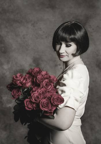 lavastuse "Kaks tosinat tulipunast roosi" plakat
